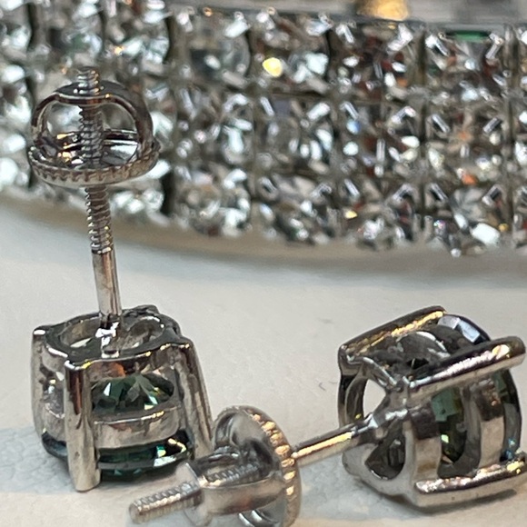 2ct Green Diamond studs earrings in 925 Silver. Screw in style. Earth mined - Picture 3 of 13